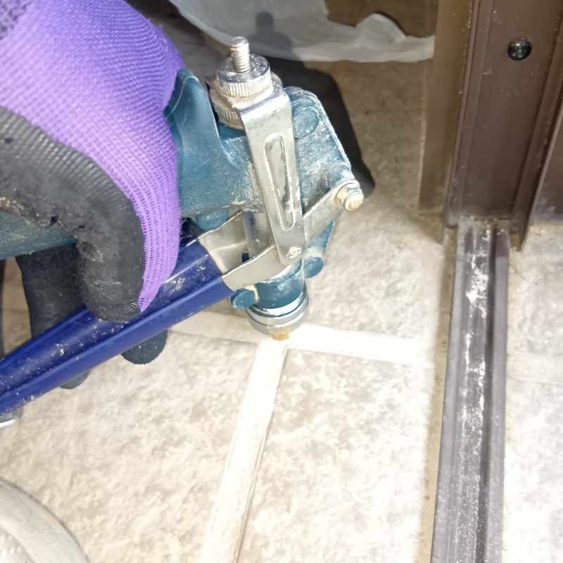 床にシロアリ駆除剤を注入