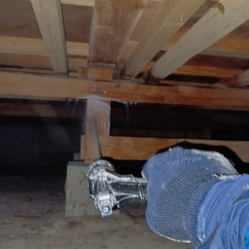 床下の木材に防蟻剤を散布