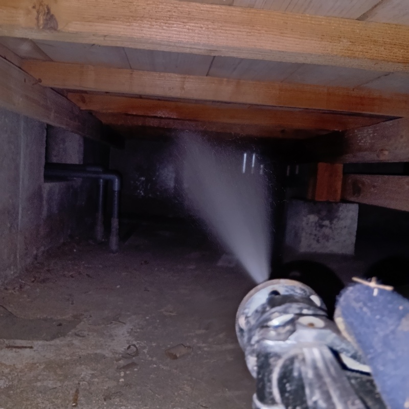 床下の木材に防蟻剤を散布