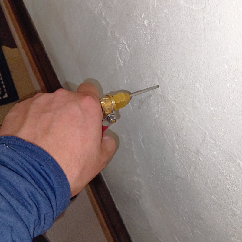 壁に防蟻剤を注入