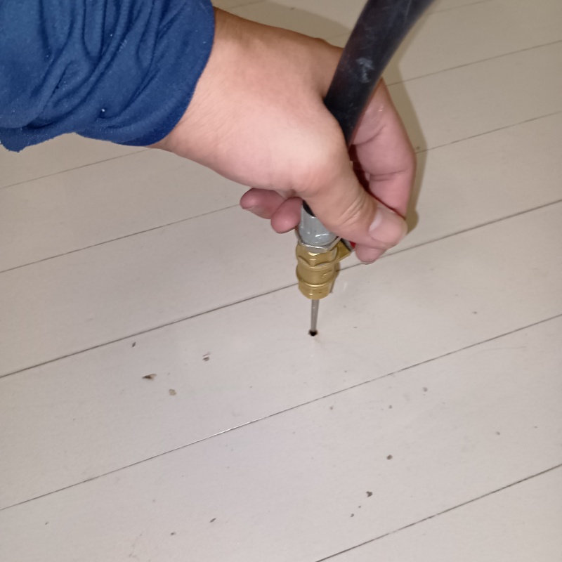 床に防蟻剤を注入