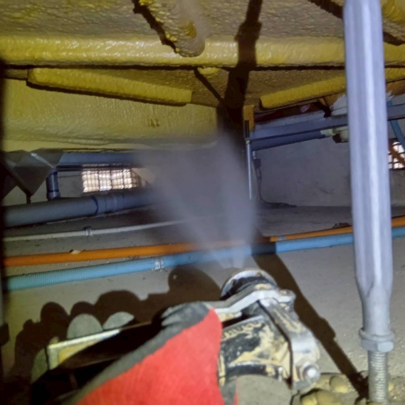床下の木材にシロアリ駆除剤を散布