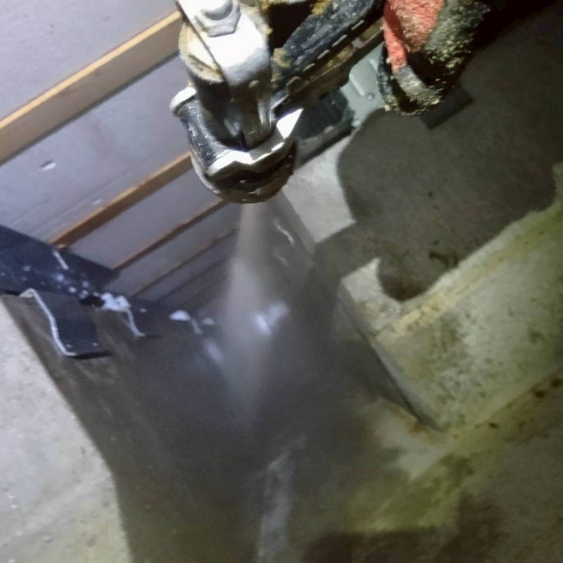 床下の地面にシロアリ駆除剤を散布