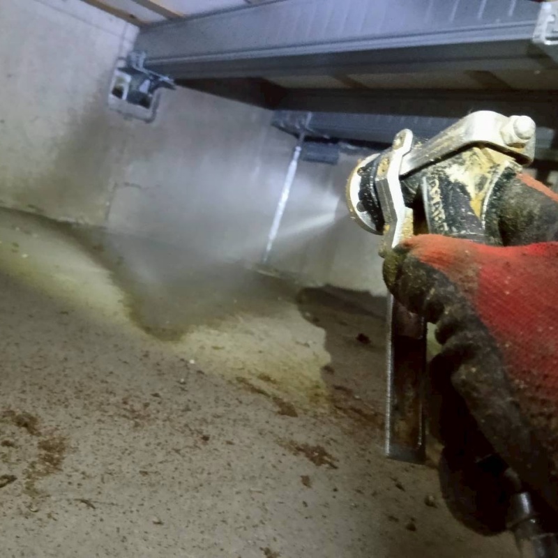 床下の地面にシロアリ駆除剤を散布