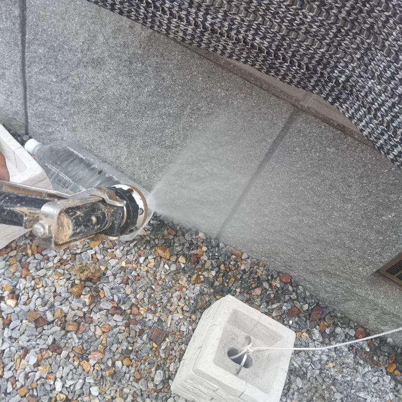 建物の外周にシロアリ駆除剤を散布