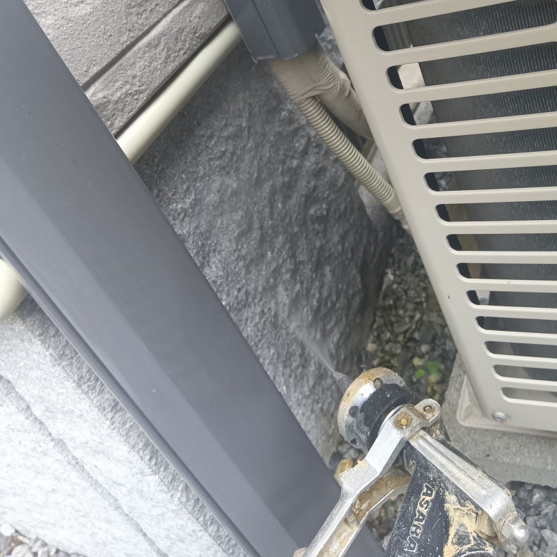 建物の外周にシロアリ駆除剤を散布