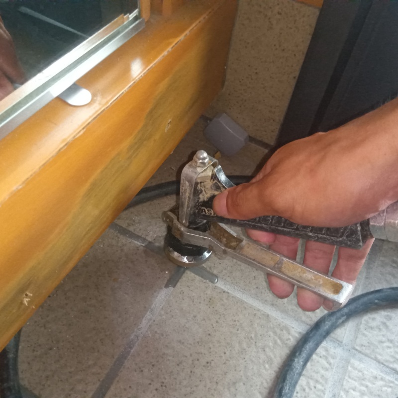 床にシロアリ駆除剤を注入