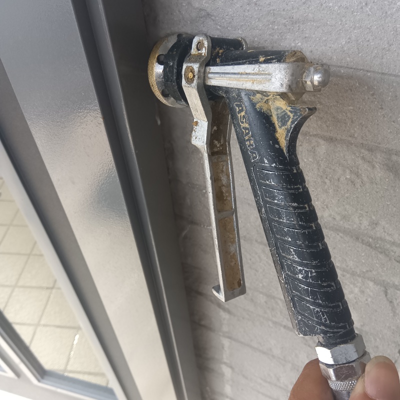 窓枠にシロアリ駆除剤を注入