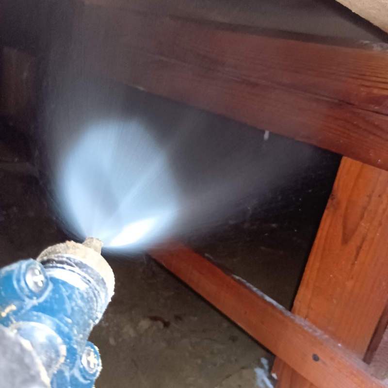 床下の木材にシロアリ駆除剤を散布