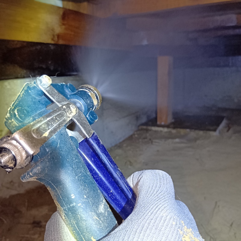 床下の木材にシロアリ駆除剤を散布