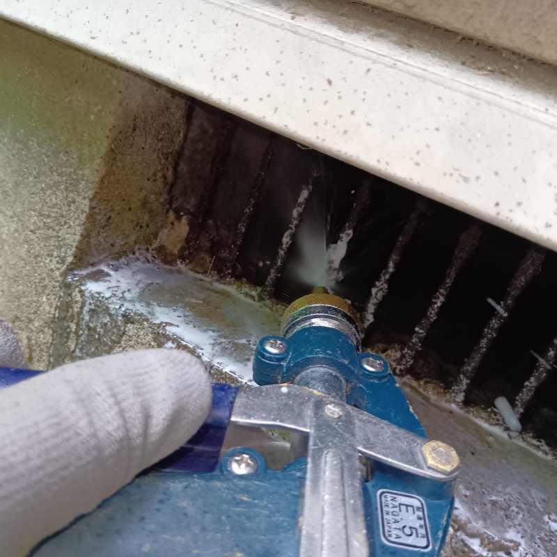 床下換気口からシロアリ駆除剤を散布