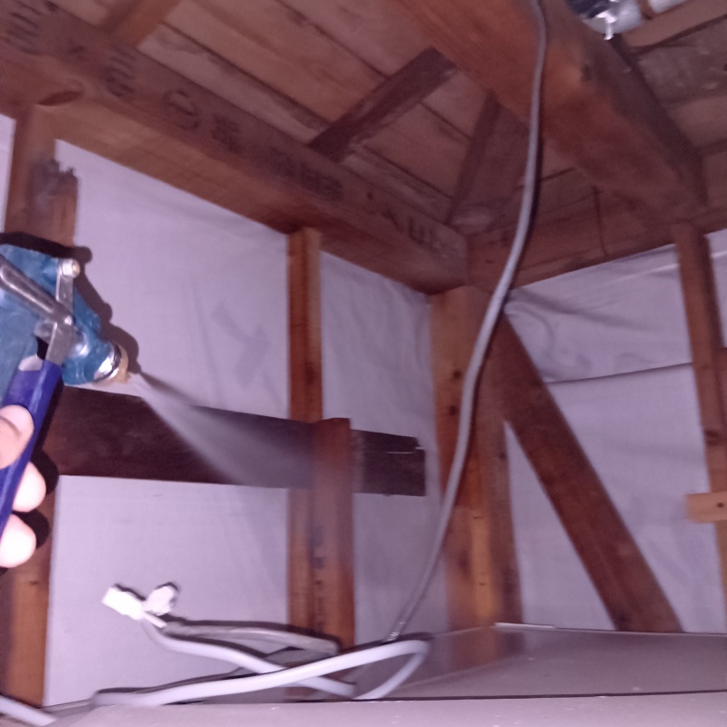 屋内の床にシロアリ駆除剤を散布