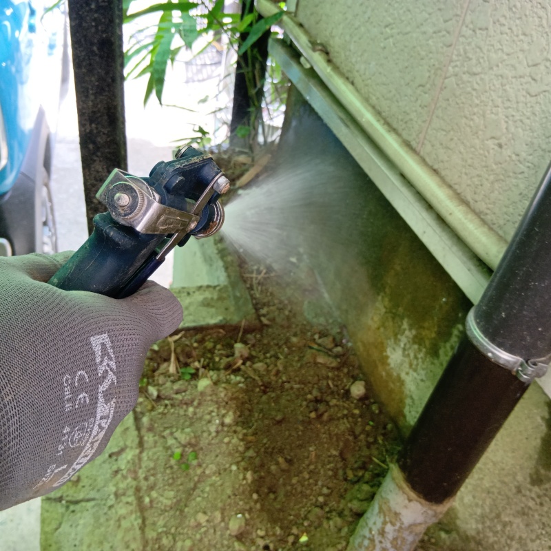 建物の外周にシロアリ駆除剤を散布