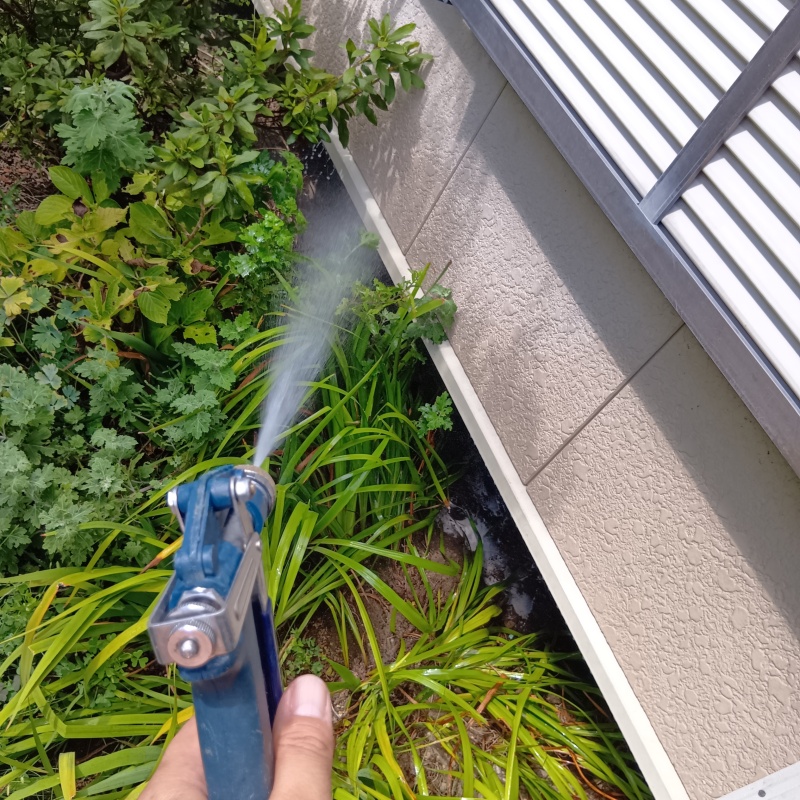 建物の外周にシロアリ駆除剤を散布