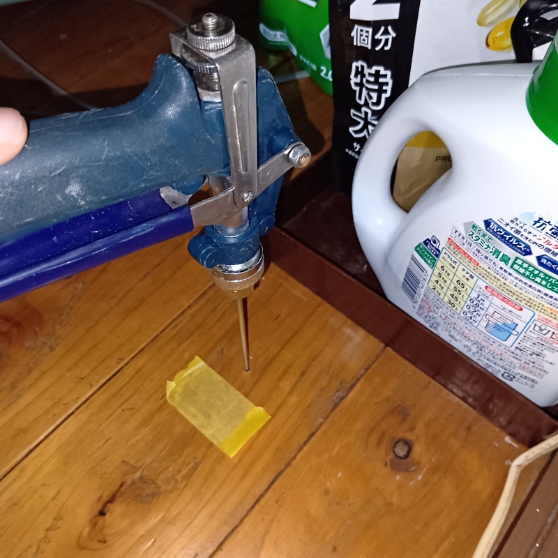 床にシロアリ駆除剤を注入