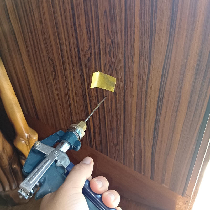 壁にシロアリ駆除剤を注入