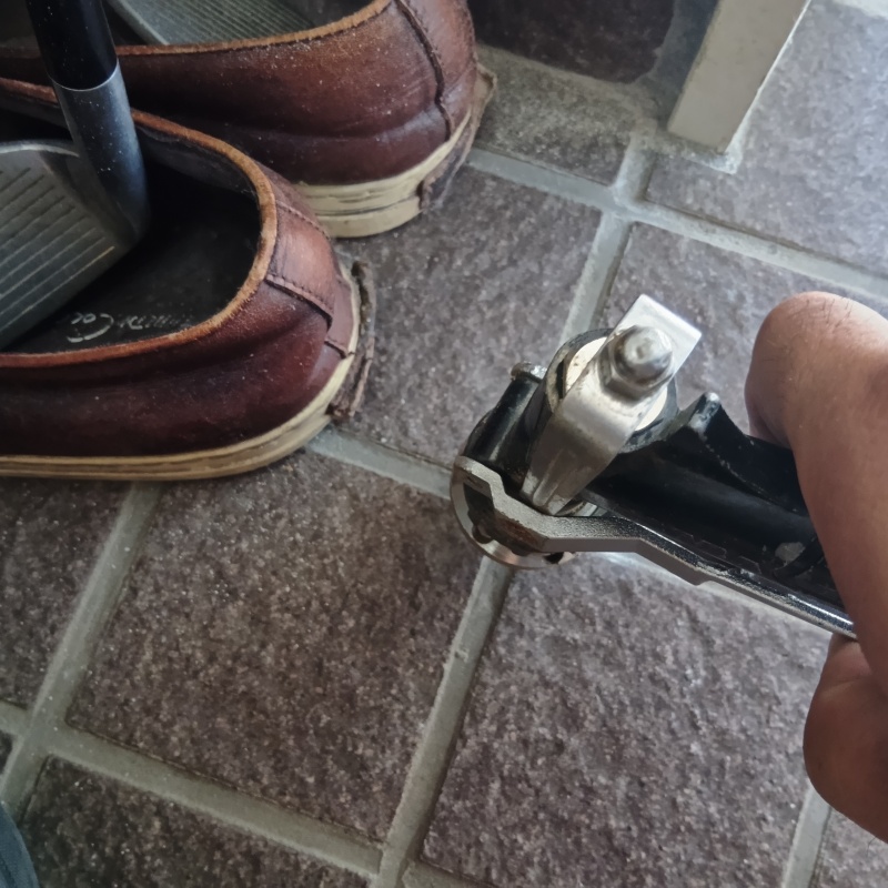 床にシロアリ駆除剤を注入