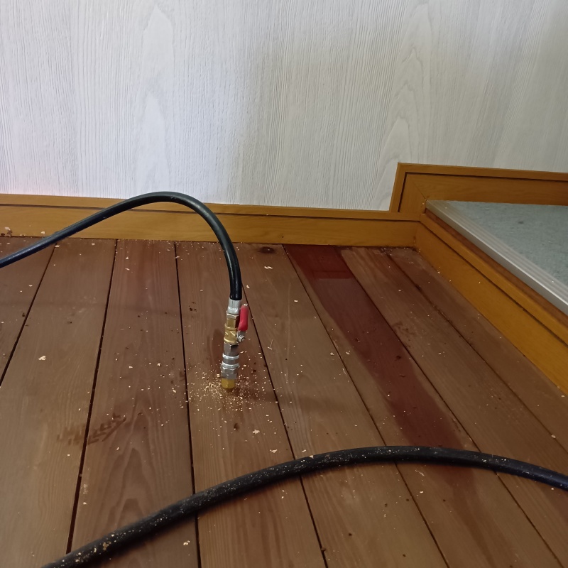 床にシロアリ駆除剤を注入
