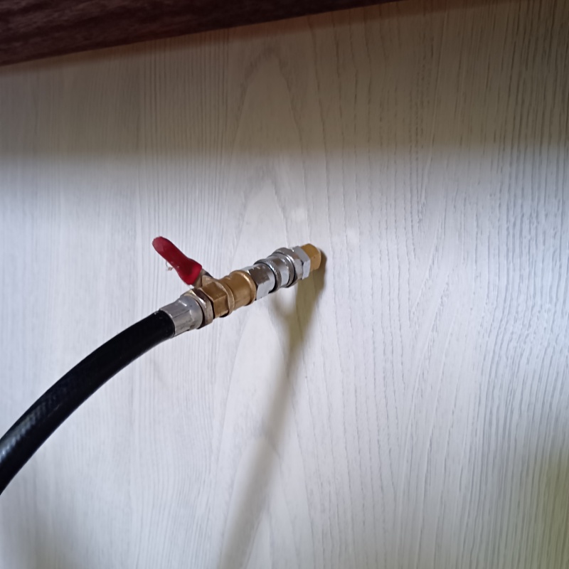 壁にシロアリ駆除剤を注入