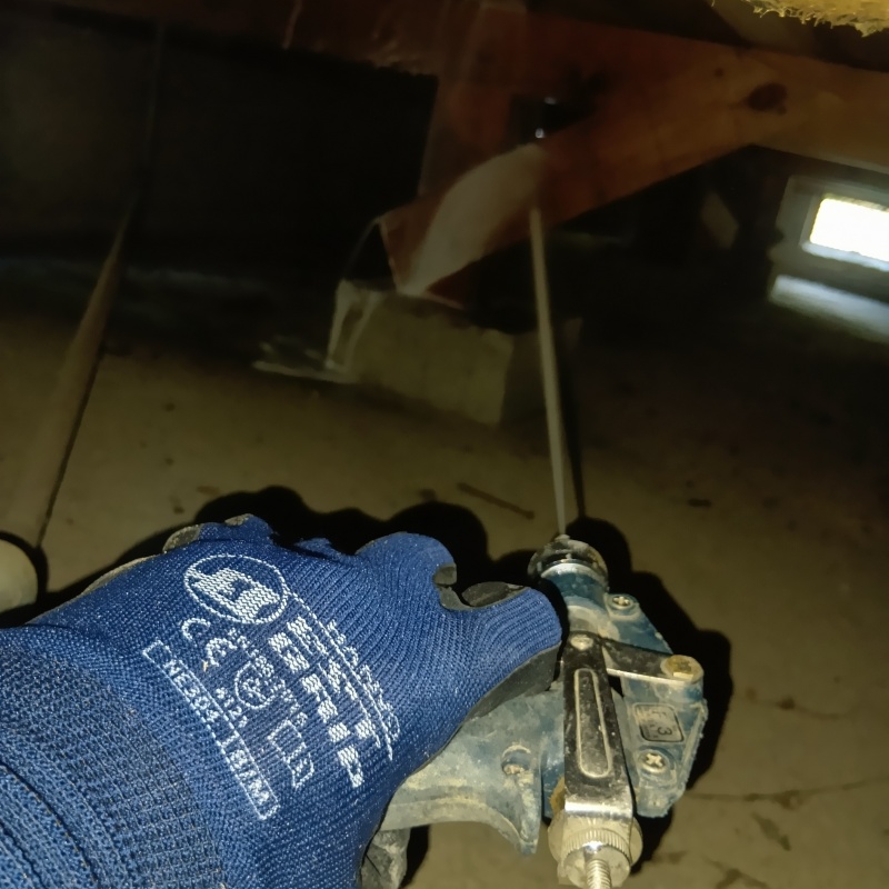 床下の木材にシロアリ駆除剤を散布