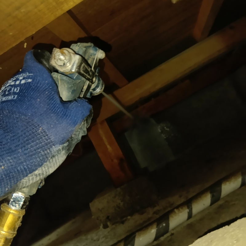 床下の地面にシロアリ駆除剤を散布