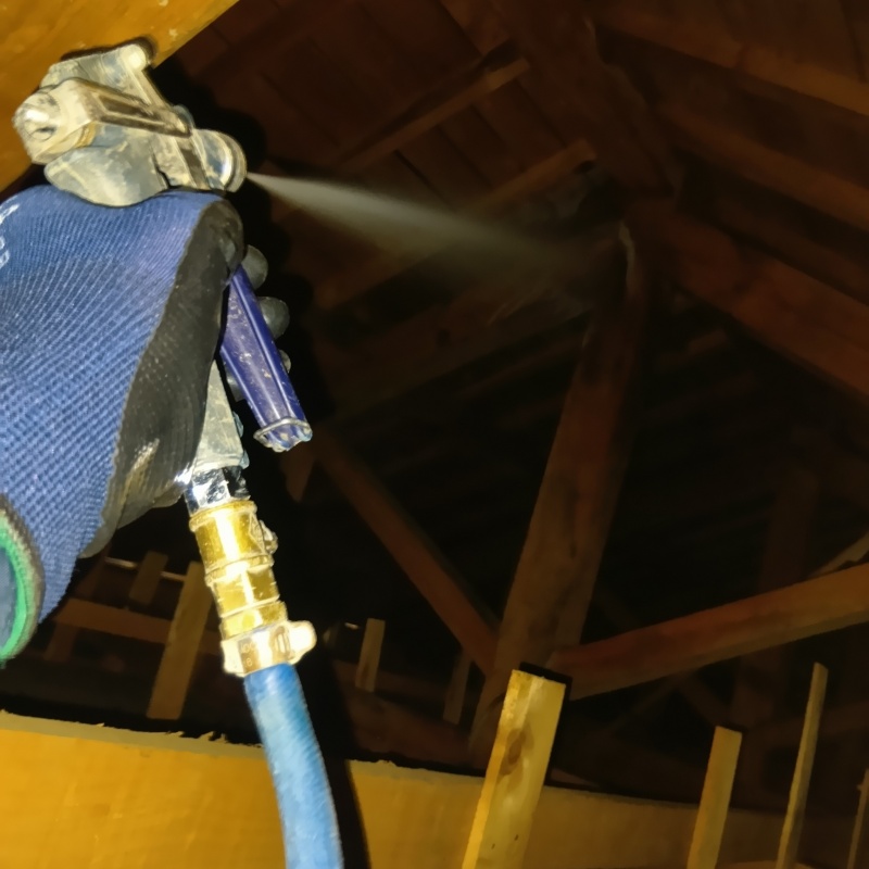 屋根裏にシロアリ駆除剤を散布