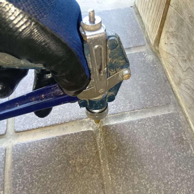 玄関の床にシロアリ駆除剤を注入