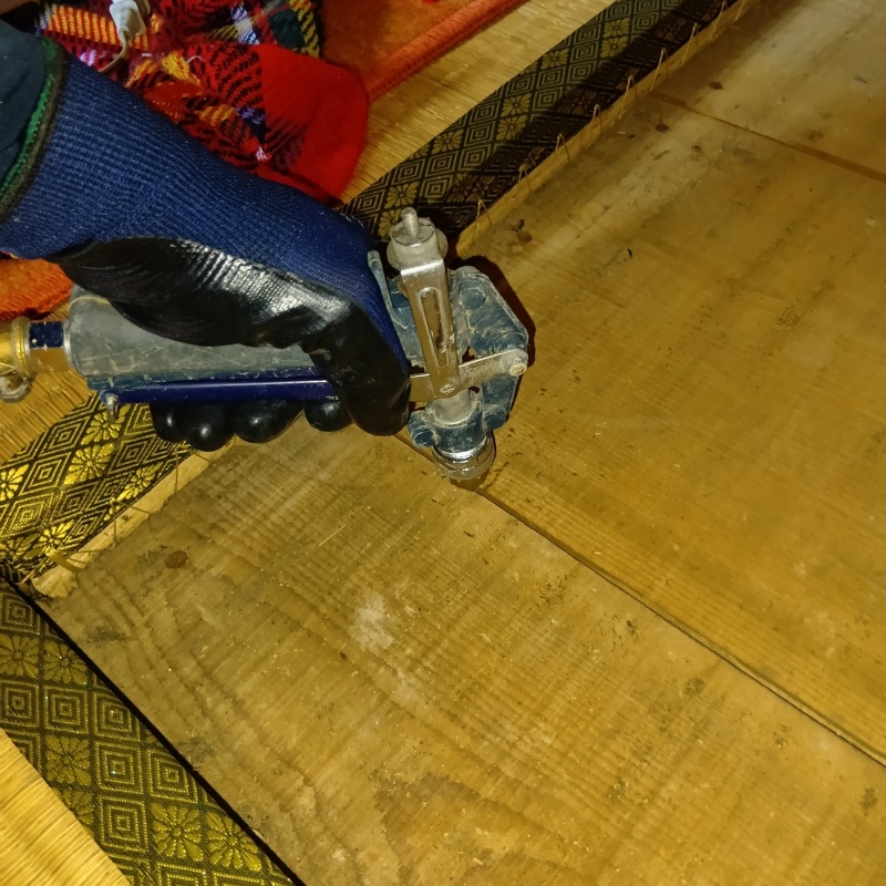 畳下の床にシロアリ駆除剤を注入