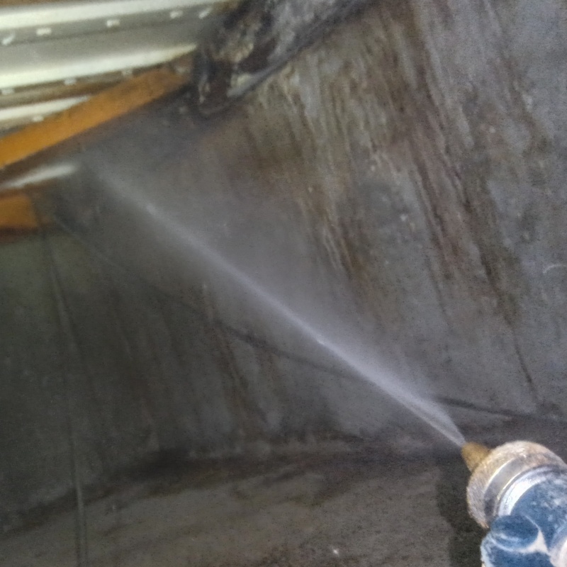 床下の木材にシロアリ駆除剤を散布