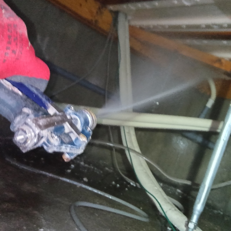 床下の木材にシロアリ駆除剤を散布