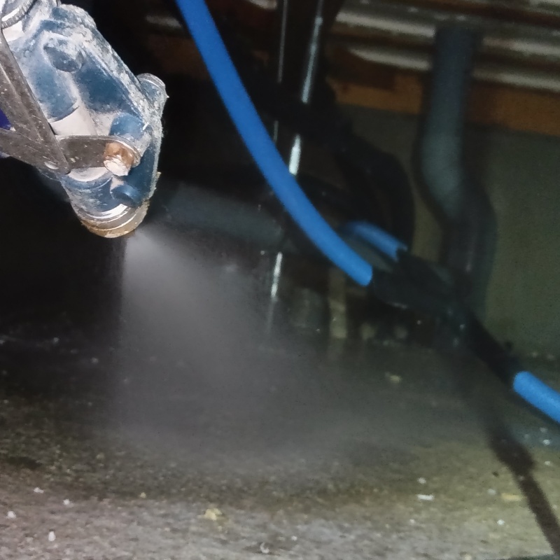 床下の地面にシロアリ駆除剤を散布