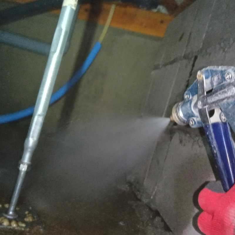 床下の地面にシロアリ駆除剤を散布