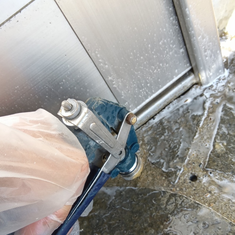 床にシロアリ駆除剤を注入