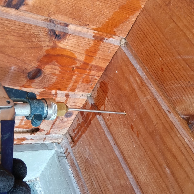 壁にシロアリ駆除剤を注入