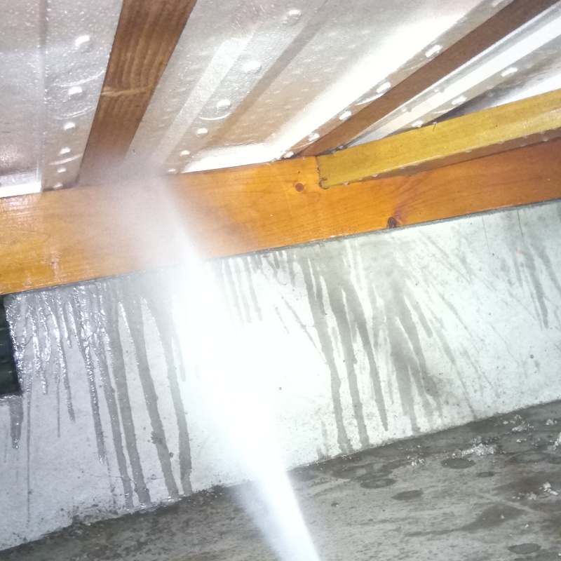 床下の木材にシロアリ駆除剤を散布