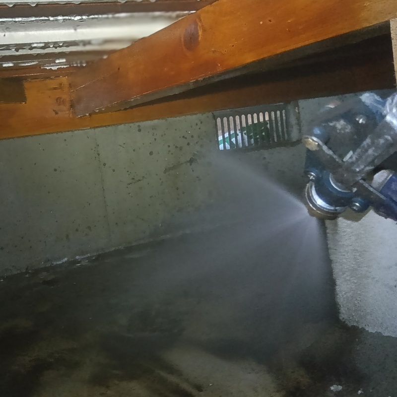 床下の地面にシロアリ駆除剤を散布