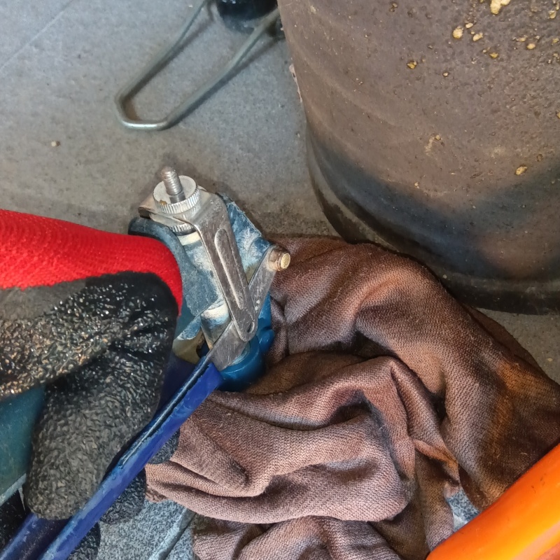 床にシロアリ駆除剤を注入