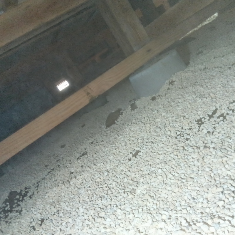 床下に調湿剤を敷き詰めた様子