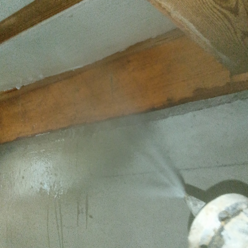 床下の木材にシロアリ駆除剤を散布