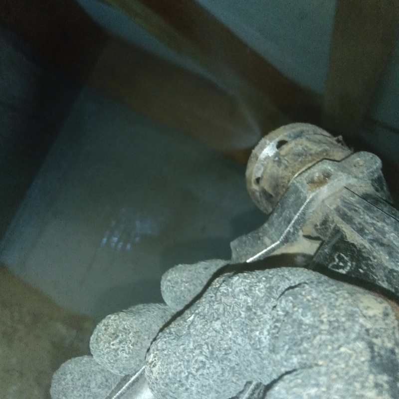 床下の木材にシロアリ駆除剤を散布