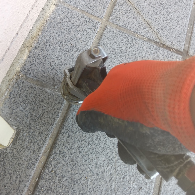 床にシロアリ駆除剤を注入