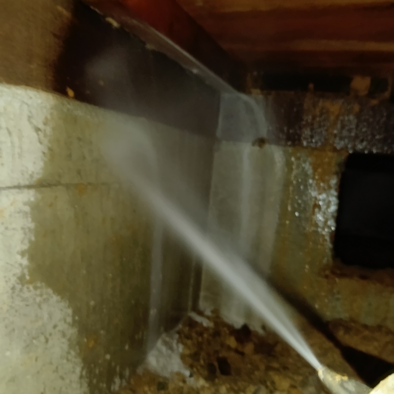 床下の木材に防蟻剤を散布