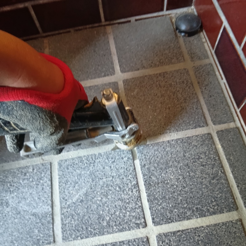 床に防蟻剤を注入