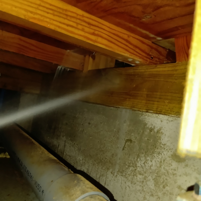 床下の木材に防蟻剤を散布