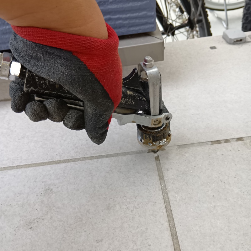 床に防蟻剤を注入