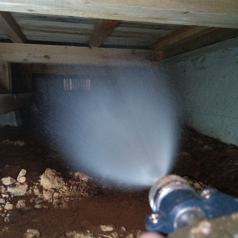 床下の木材にシロアリ駆除剤を散布