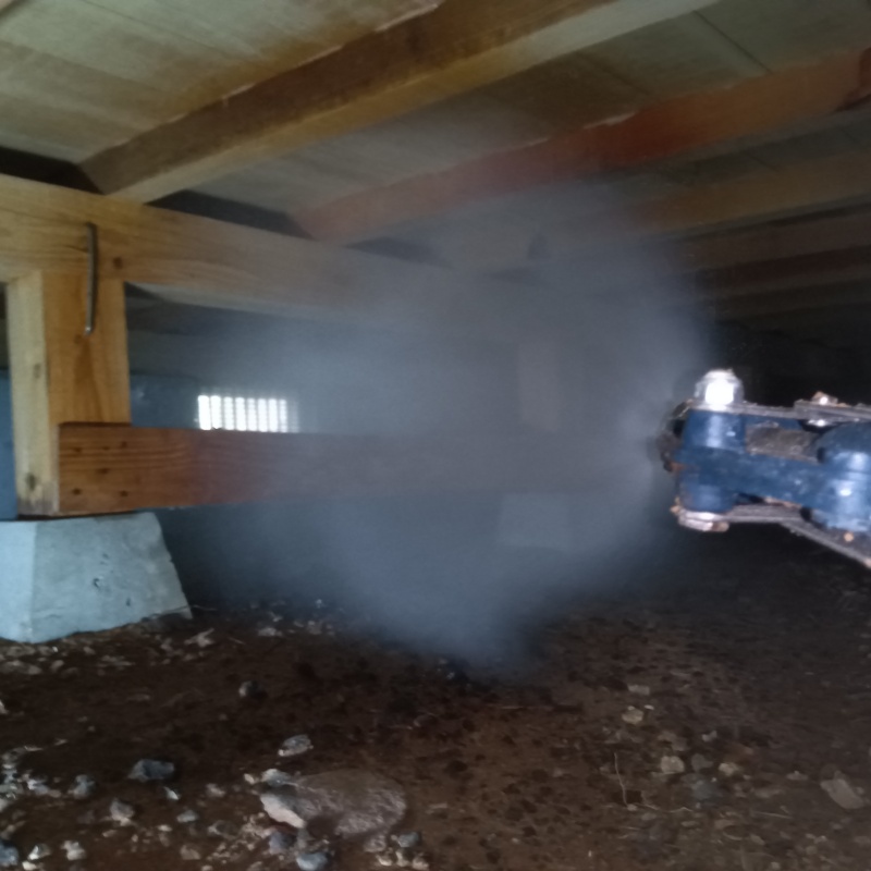 床下の木材にシロアリ駆除剤を散布