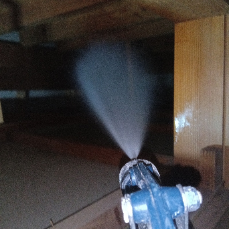 屋根裏にシロアリ駆除剤を散布