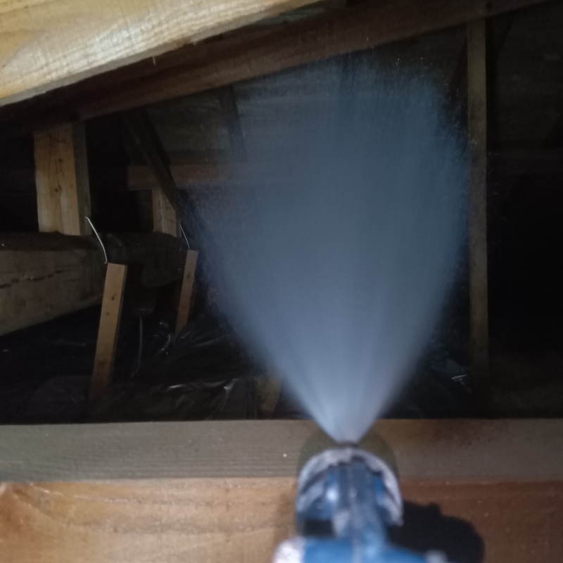 屋根裏にシロアリ駆除剤を散布