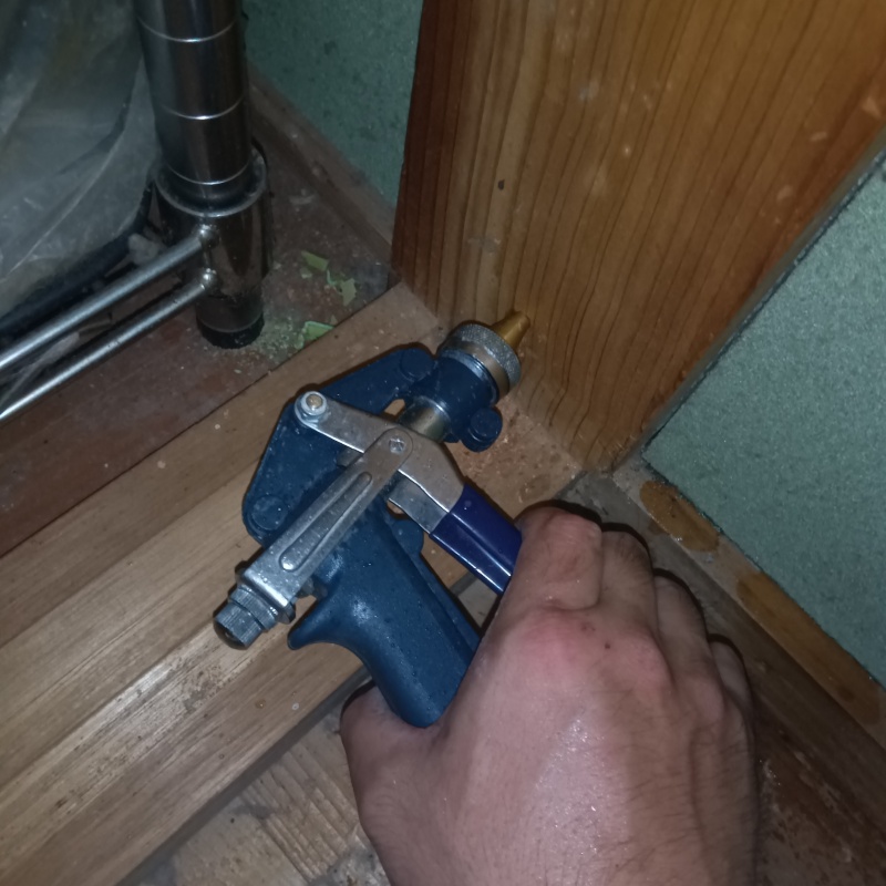 柱にシロアリ駆除剤を注入